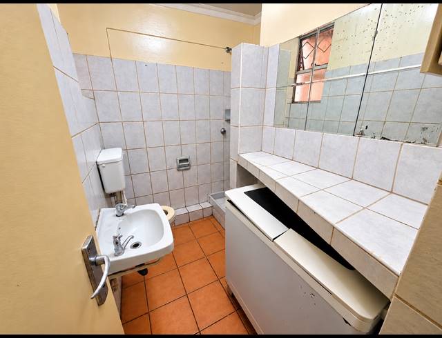2 BEDROOM FLAT FOR SALE IN VEREENIGING CENTRAL